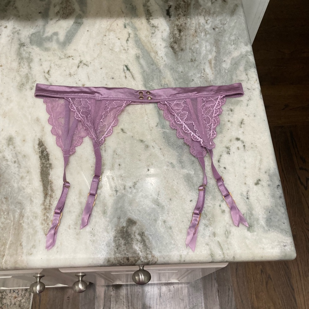 Victoria's Secret Purple Lace Detail Garder Belt M/L NWOT